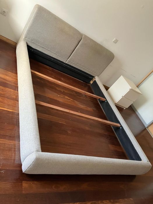 Cama estofada com estrado