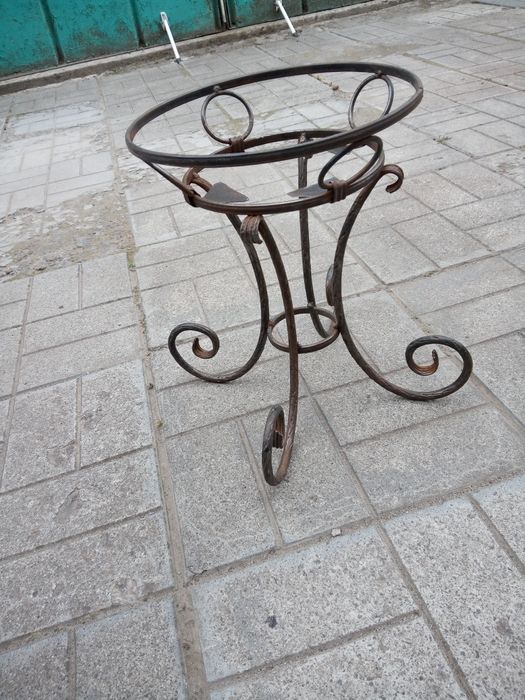 Кована підставка для вазонів