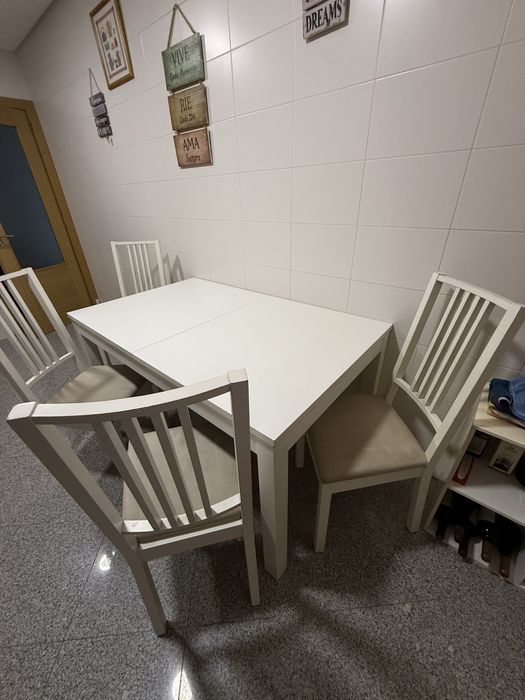 Mesa extensível com 4 cadeiras