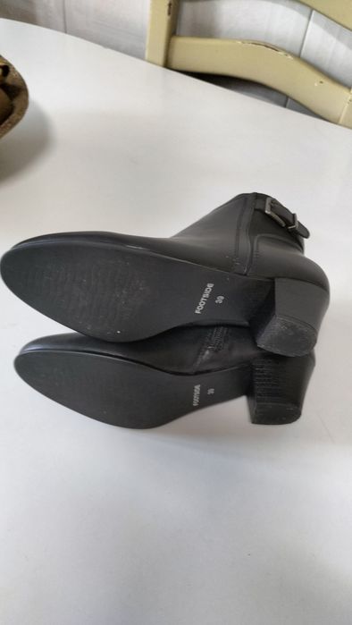 Botas em couro igual a novo vendo porque veio com o número trocado