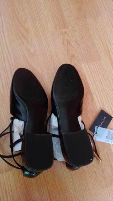 Sapatos/ Sandálias pretos com tacão  em pele 
Massimo Dutti  39
Novos