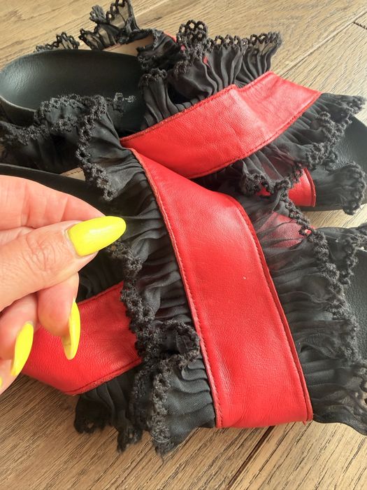 Czerwone buty z koronkową falbanką