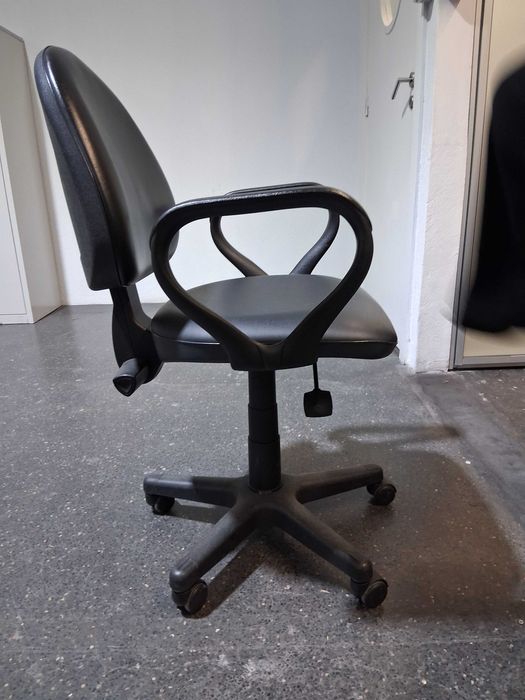 ID 65 - Vendo Cadeira escritório ergonómica com rodas com braços