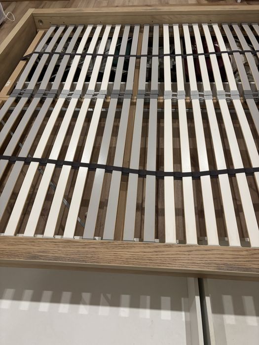 Cama com estrado e gavetas