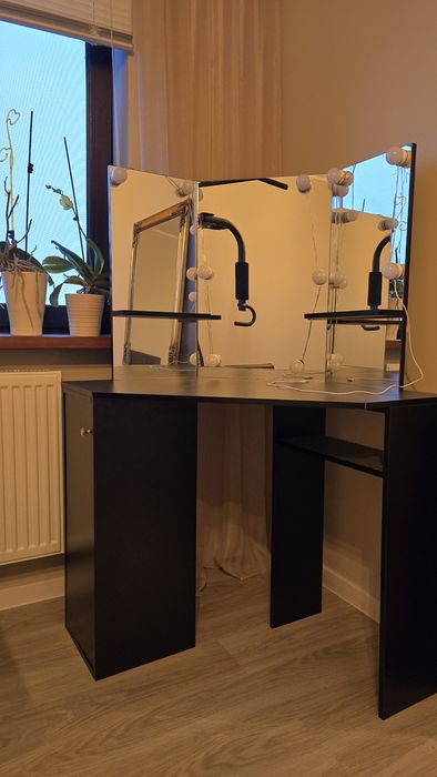 Czarna, narożna toaletka z lustrem