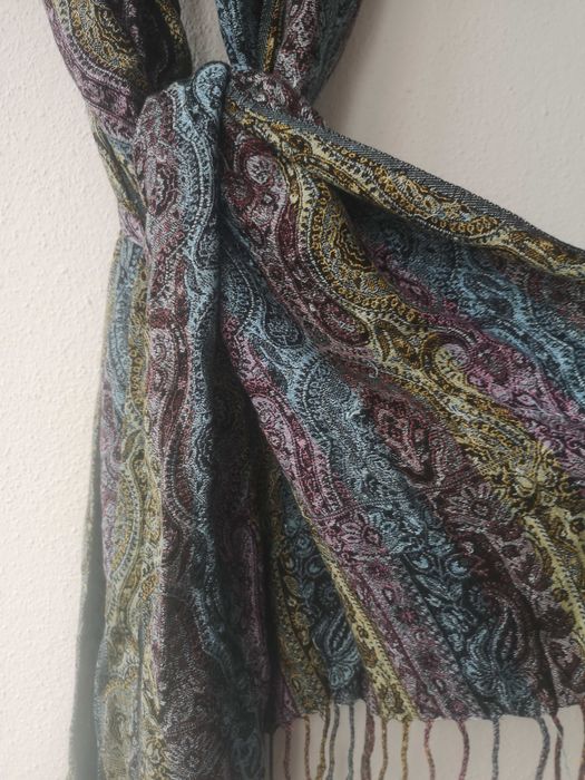 Lenço colorido com franjas