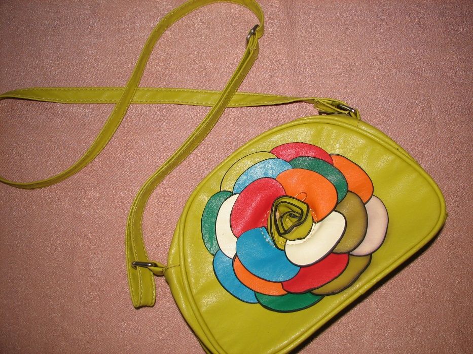 Сумочка маленькая, кроссбоди с декоративным цветком, без изьянов