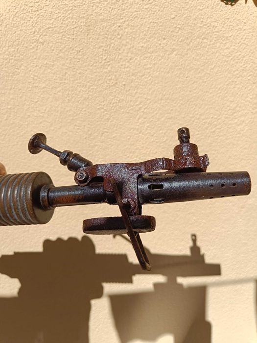 Ferro de soldar a petróleo e berbequim antigos