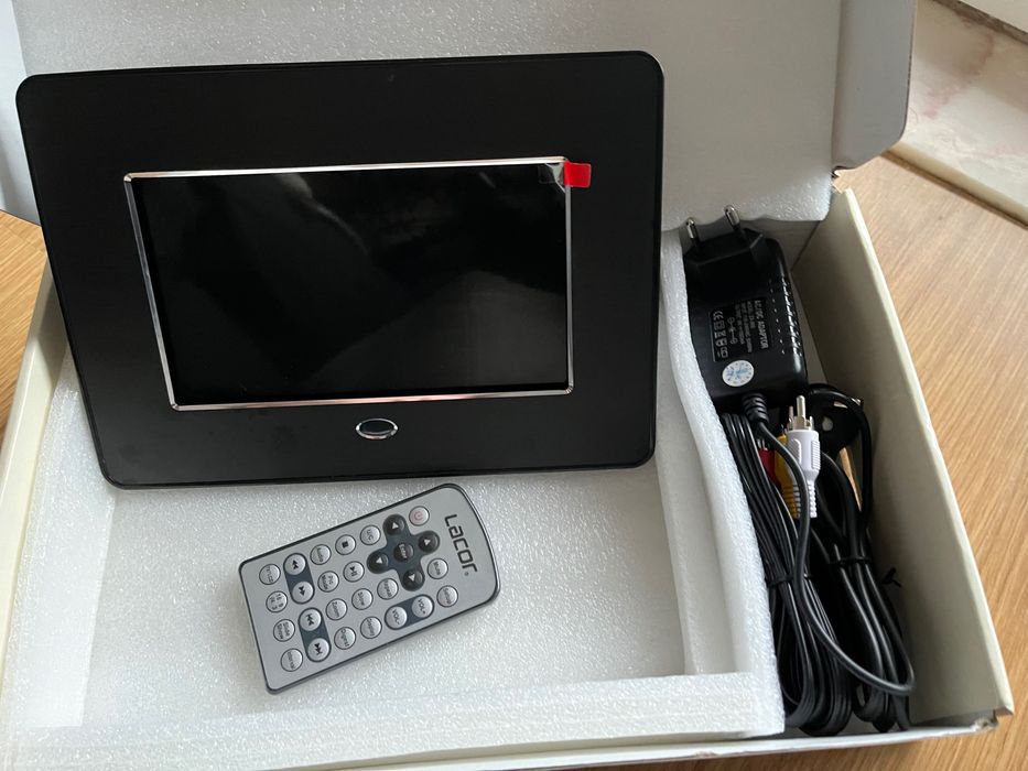 Moldura Digital 7"  Preta - Nova