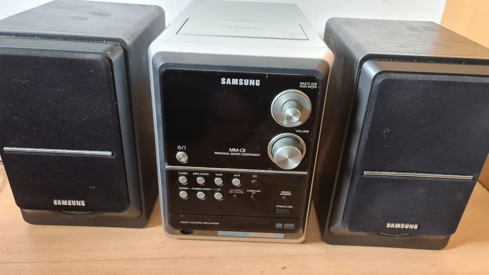 Aparelhagem de  som com CD, rádio e cassete