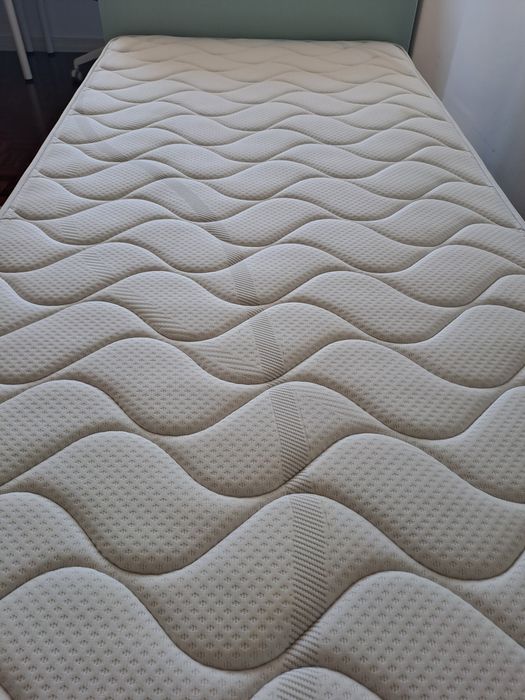 Cama de criança e colchão