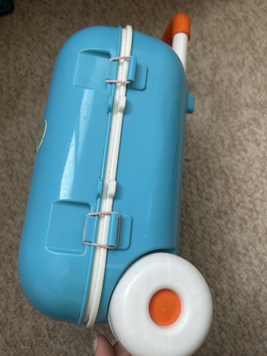 Посуд з чемоданом