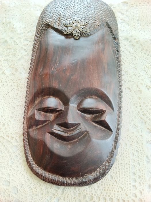 Маска з дерева. Розмір 24 на 10 см.