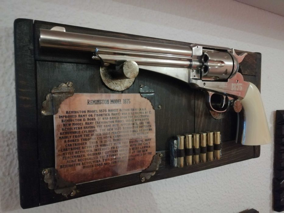 Quadro/Display para replica de revolver Remington 1875 em madeira