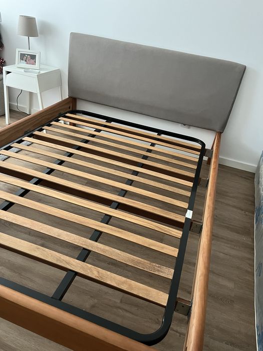 Cama castanho com cabeceira estofada