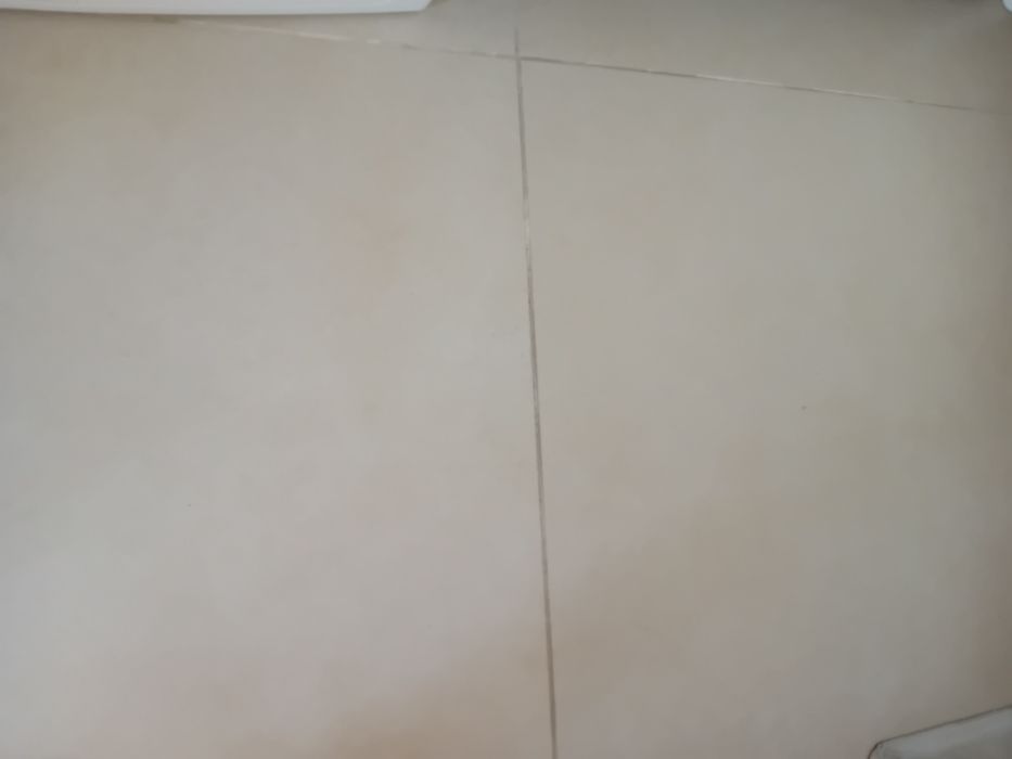 Pavimento cerâmico retificado cor clara