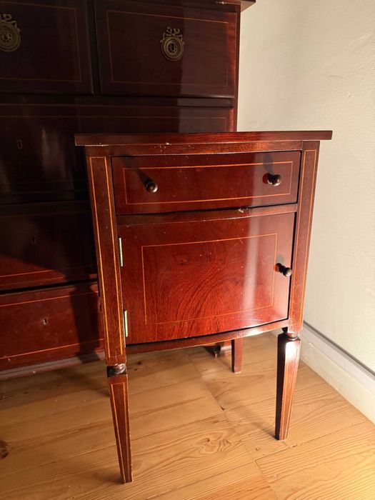 Mobília estilo inglês: cómoda, cama, mesa de cabeceira e cadeira