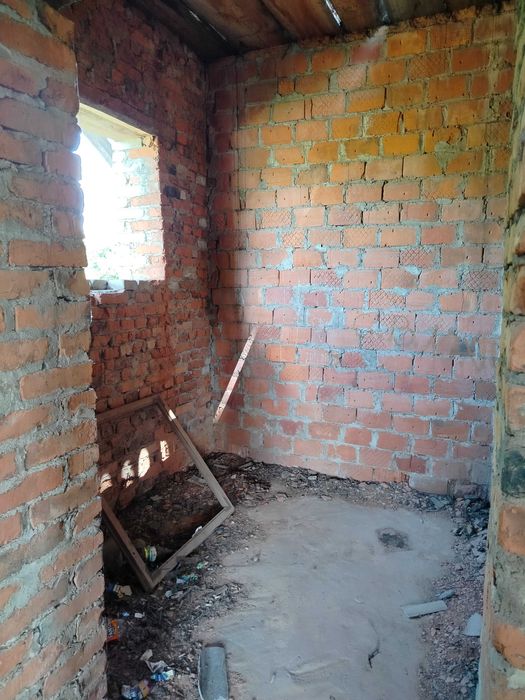 Продається недобудований будинок з великим підвальним гаражем на 3авто