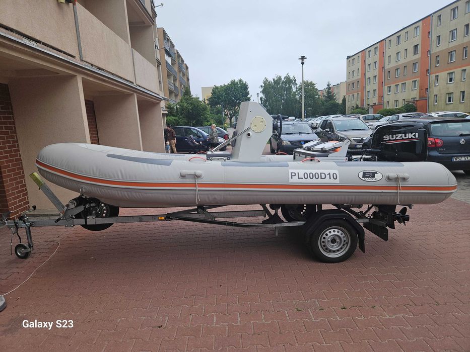 Łódź motorowa typu RIB