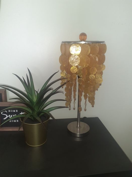 Candeeiro de mesa amarelo. Gato preto