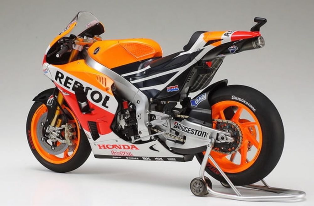 Motor motocykl Honda RC213V Respol '14 model 1:12 Tamiya 14130