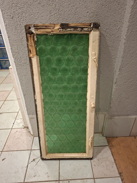 Okno zabytkowe uszkodzone