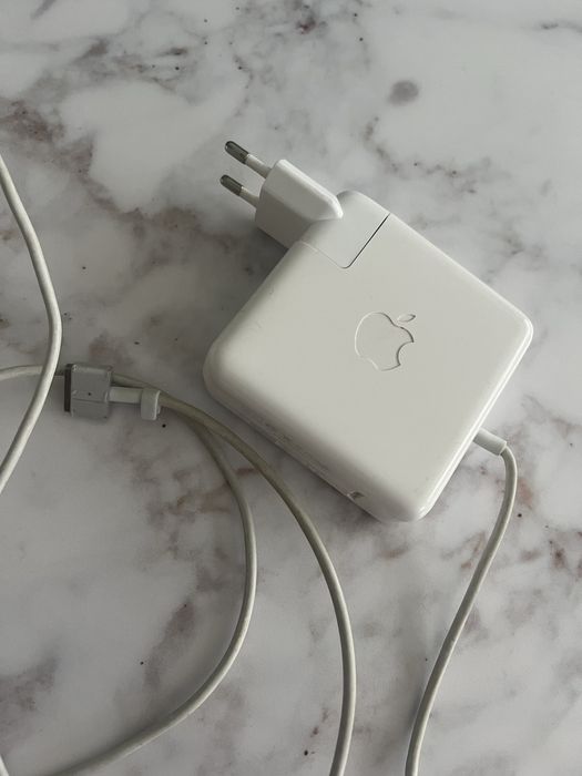 MacBook Air [2013] and charger64739821737345124