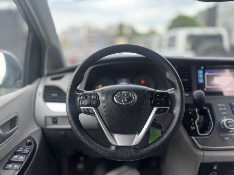 Toyota Sienna      2015