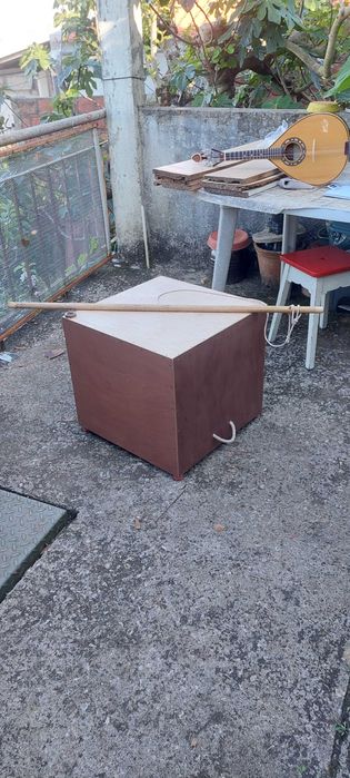 Contrabaixo artesanal para tocar e encantar.