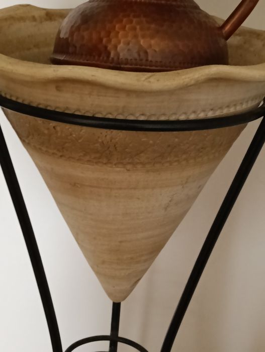 Suporte com vaso/ cachepot em forma de cone