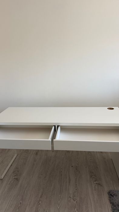 Secretária branca IKEA
