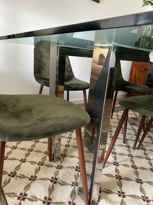Mesa de vidro com pé em metal