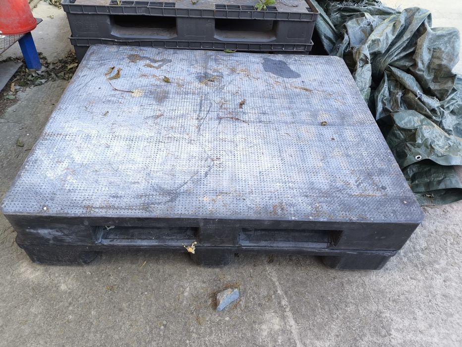 Palety plastikowe pełne 120/100cm