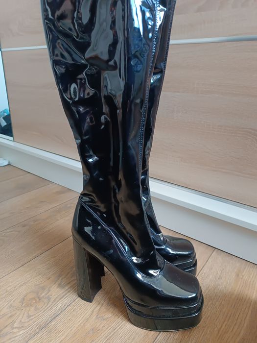 Czarne kozaki na wysokim obcasie