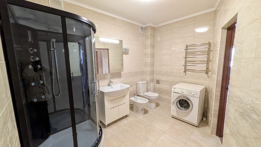 Продається трьохкімнатна квартира в центрі  міста Снятин