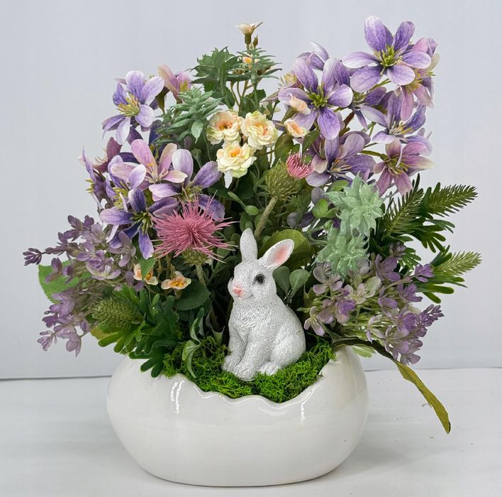 Stroik wielkanocny w skorupce jajka z zajączkiem