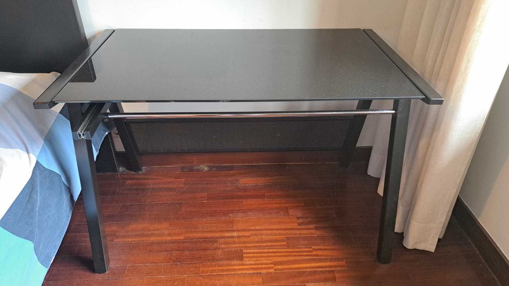 Secretária com tampo em vidro lacado preto e gaveta para teclado.