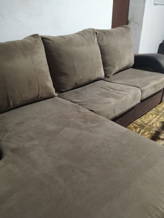 Sofá de canto em tecido castanho