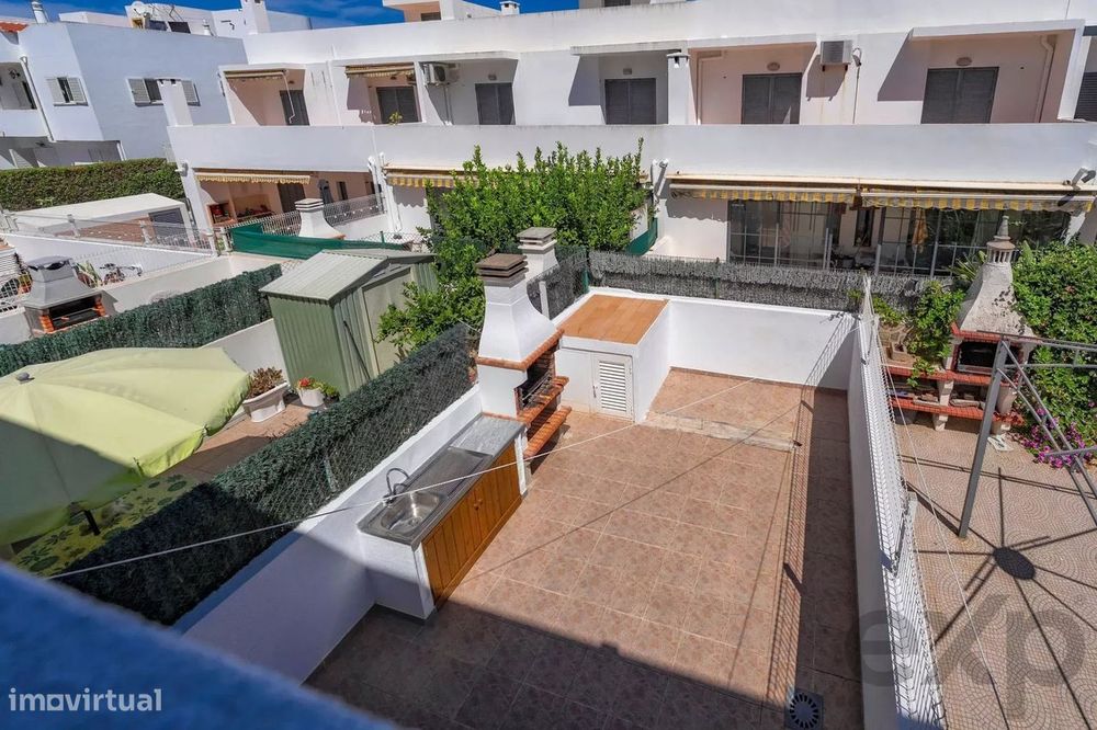 Moradia T2+1 com quintal e terraços com vista mar em Olhão, junto à Ri