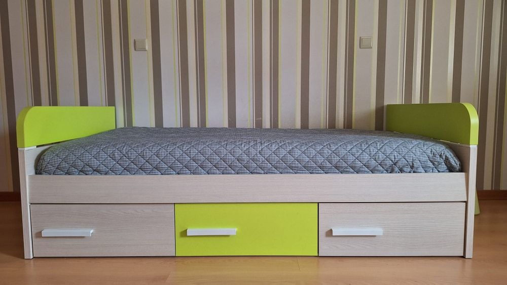 Cama júnior e colchão como novos, com 190x90cm