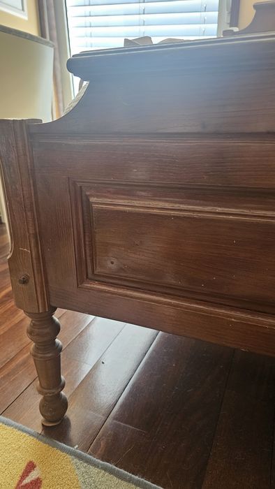 Cama em madeira castanho