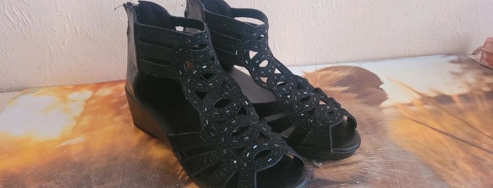 Buty sandały na koturnie