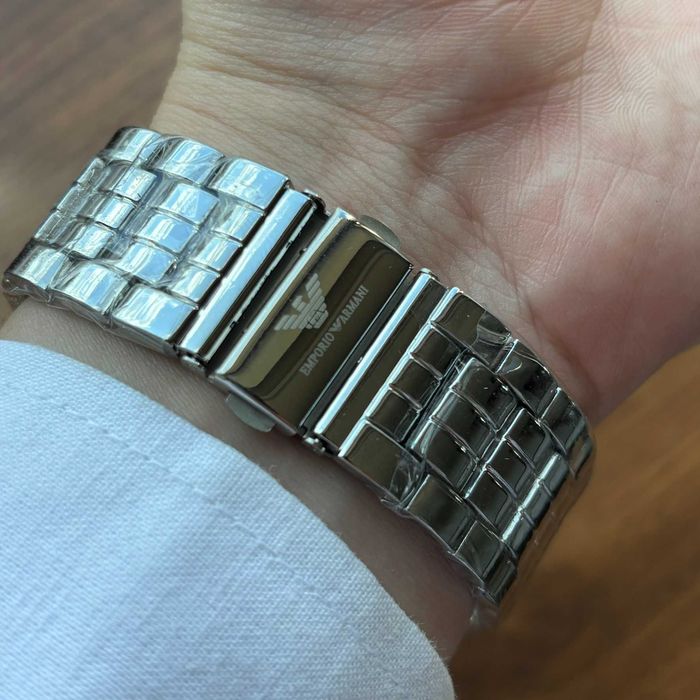 Годинник Emporio Armani на браслеті срібного кольору з темним циферблатом