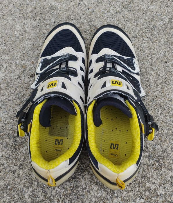 Sapatos de ciclismo Mavic brancos com detalhes pretos e amarelos