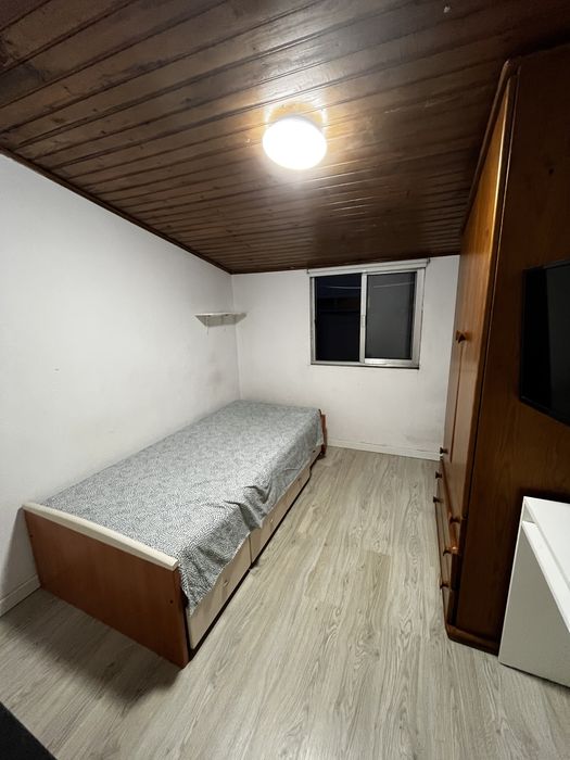 Alugo quarto de solteiro