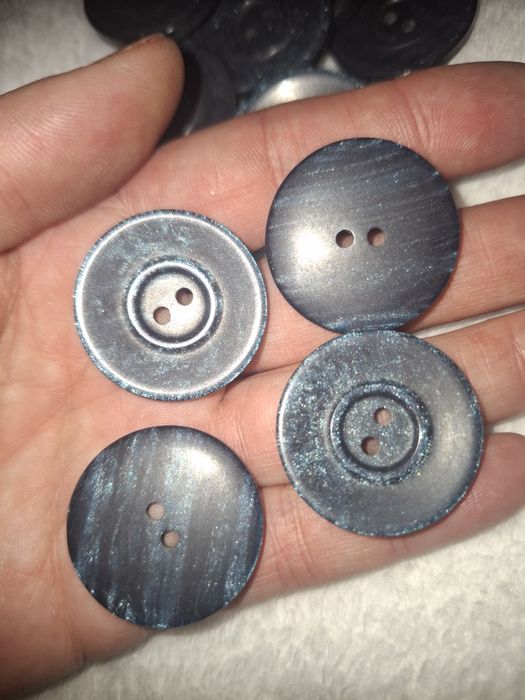 Блискавки, Гудзики