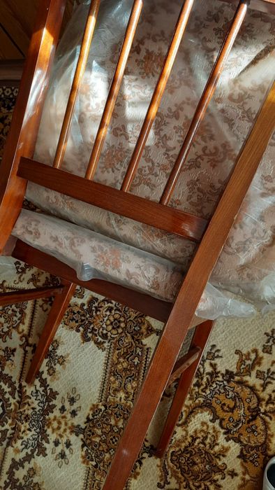 Деревянные стулья