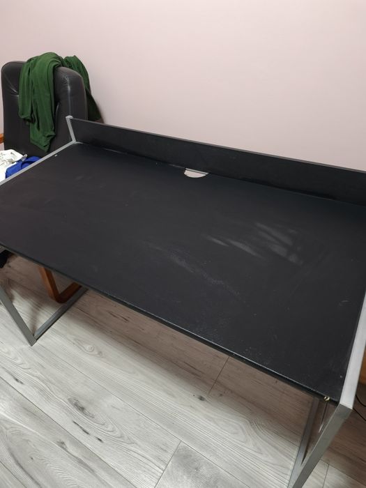 Sprzedam stół skręcany  metalowy