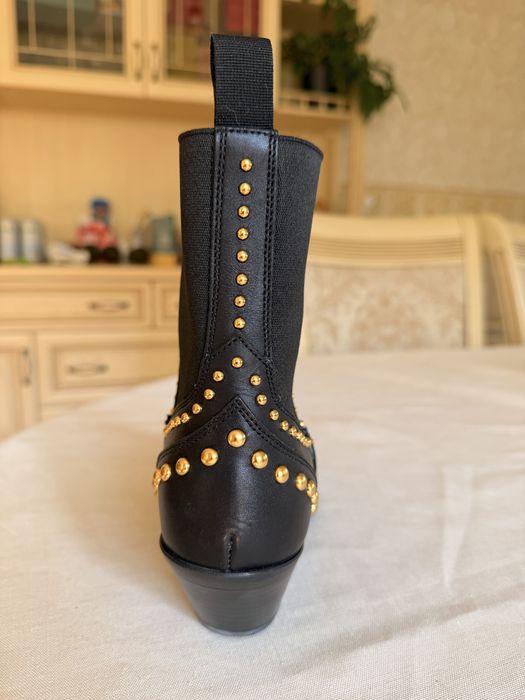 оригінальні козаки Versace, що носилися пару разів.