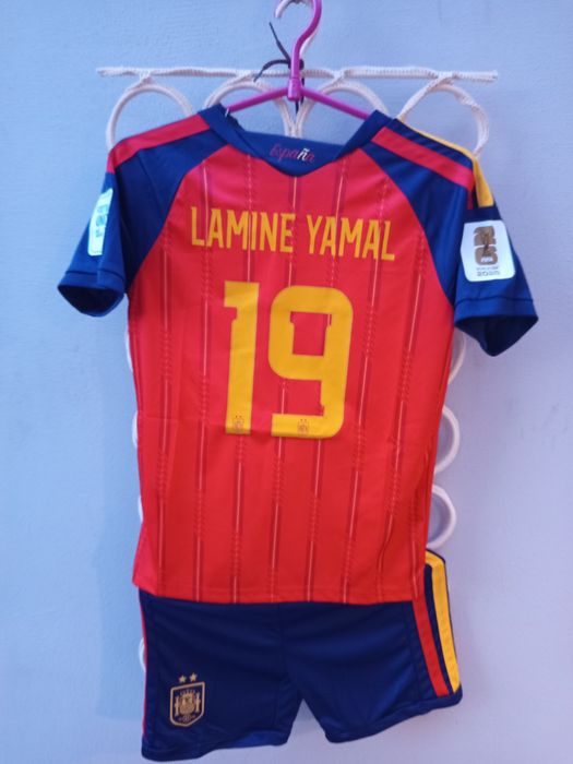 HISZPANIA LAMINE YAMAL 19 Adidas koszulka piłkarska spodenki getry komplet dziecięcy r.22